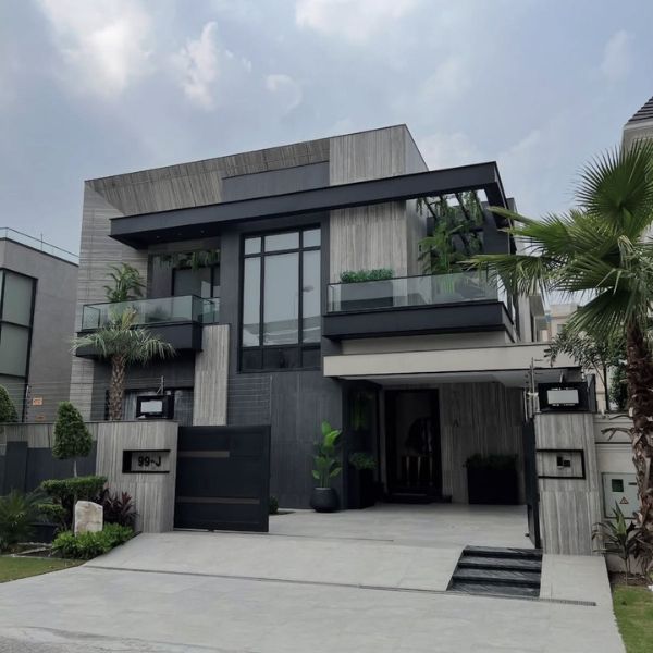 Rumah Industrial dengan Fasad Beton dan Kaca